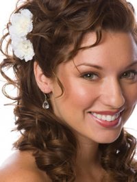 Свадебная прическа с цветами для кудрявых волос