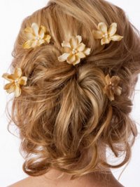 Свадебная прическа с цветами для кудрявых волос