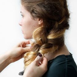 плетение кос на волосах